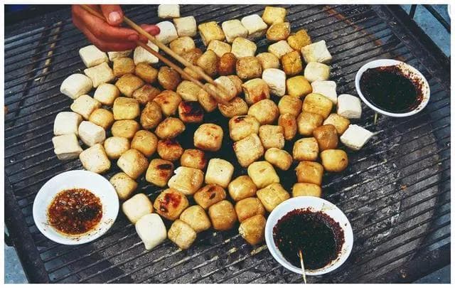建水十大特色美食盘点：从豆腐到汽锅鸡的味蕾盛宴