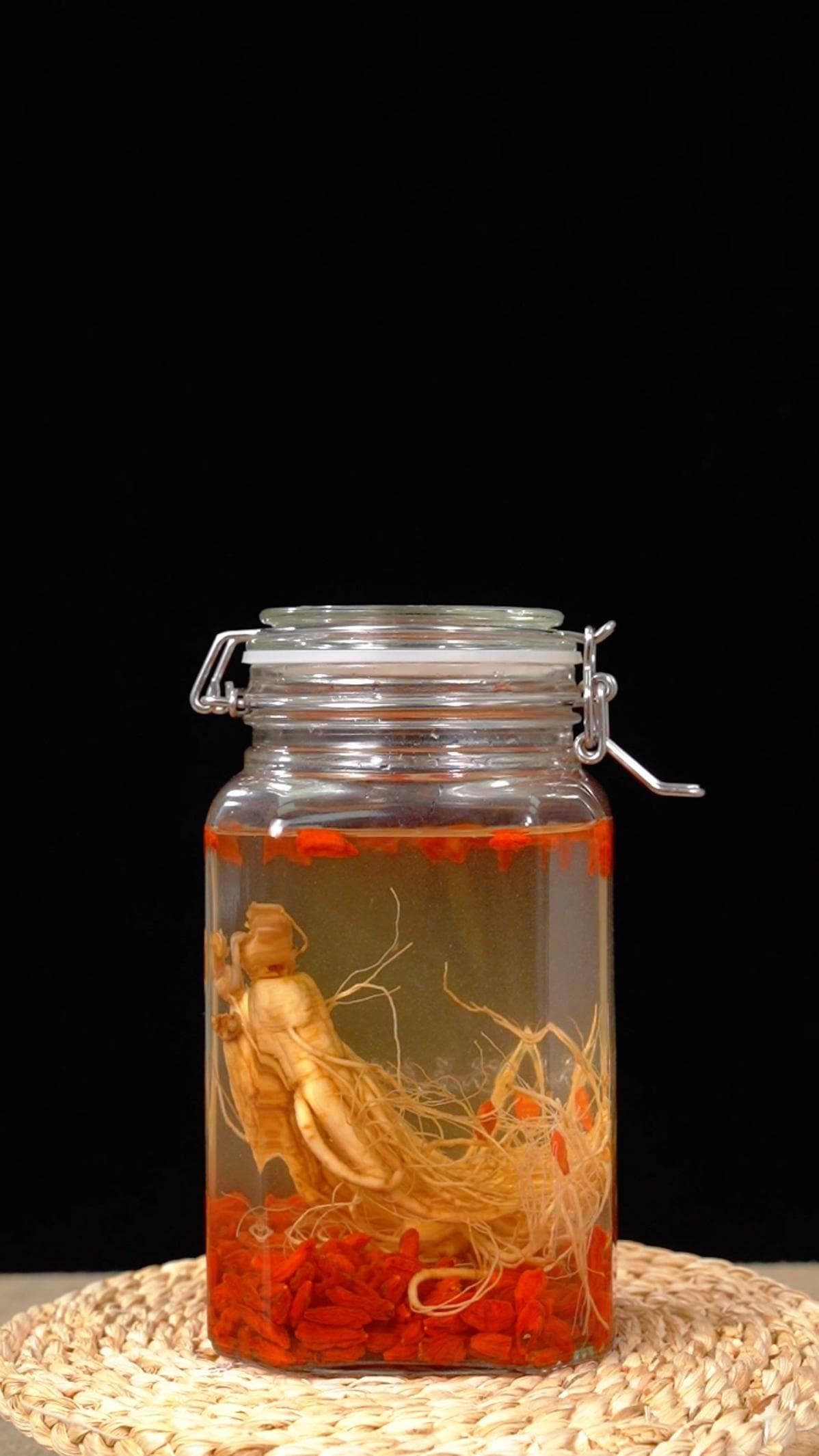人参泡酒的比例是多少？人参泡酒的功效是什么？详解制作方法与注意事项！