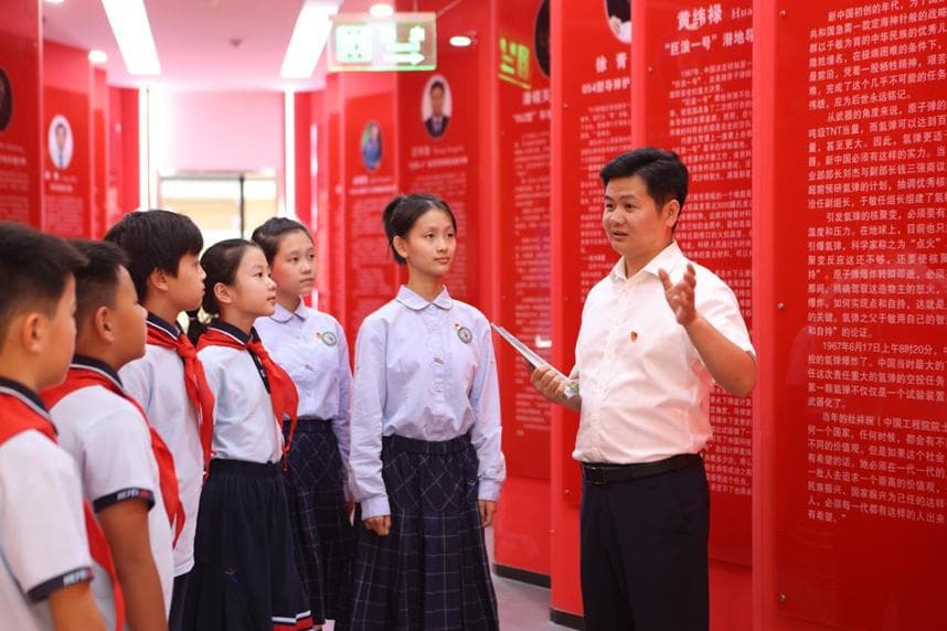 五育同辉育桃李 玫瑰红韵绽芳华