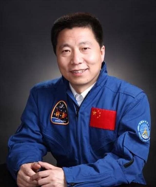 航天英雄背后的传奇：杨利伟与翟志刚的太空壮举与不朽贡献