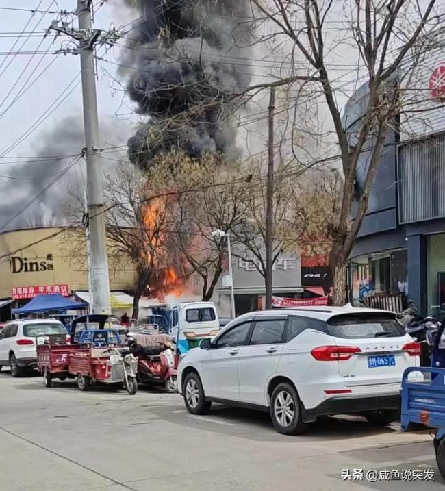 山西运城一门店发生火情 消防救援 火势迅速得到控制