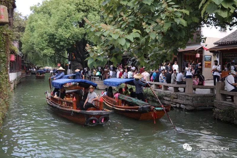古镇旅游业如何突破同质化困境？从门票经济到多元化经营的转型之路