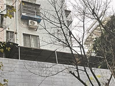 住户私自加建雨棚易引发邻里纠纷，小区物业难调解 律师：加建前须充分协商