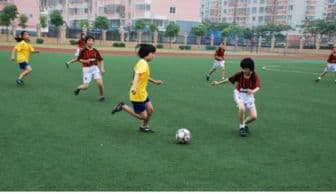 小学生足球训练指南：从基础教学到实战技巧