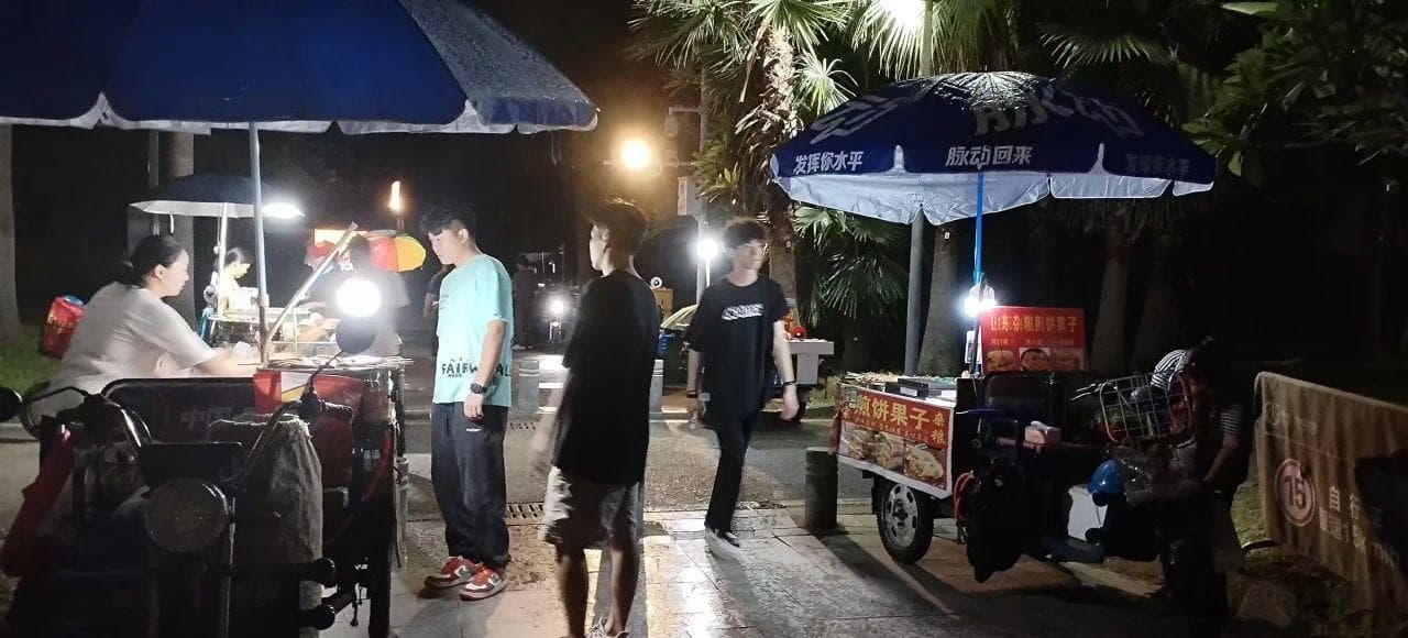 月入上万？不上班的年轻人，开始扎推摆摊！