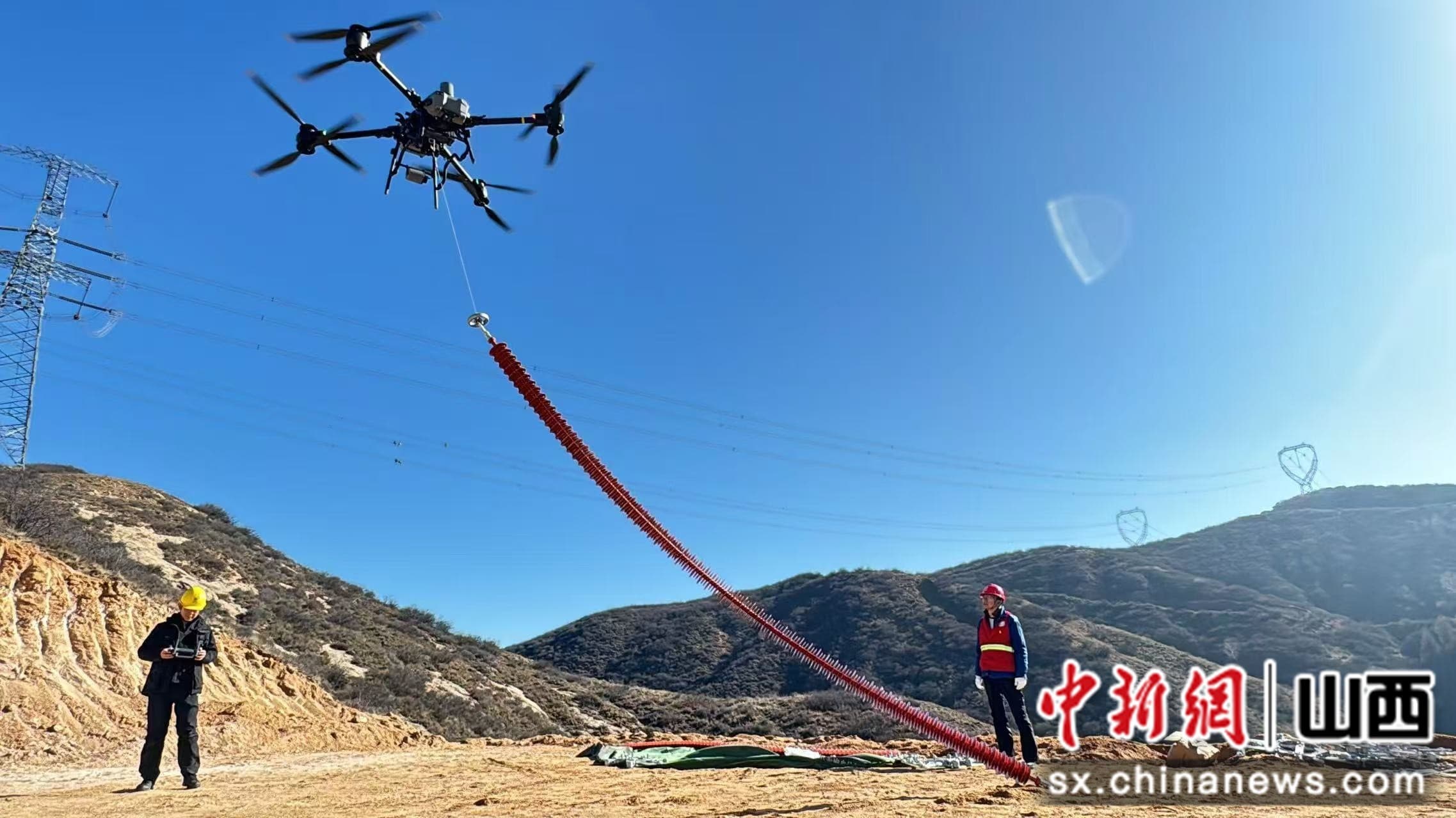 山地运输高空递物再添“神器” 无人机助力山西超高压线路秋检