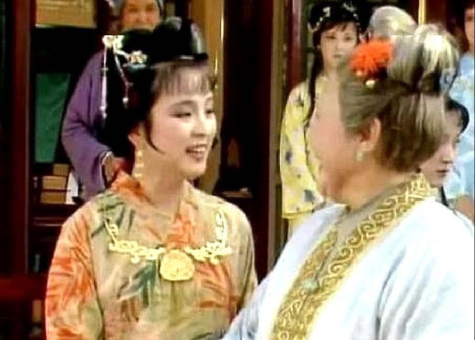 薛宝钗忙于经营人际关系 特别精于揣摩长辈的心思 每天晨昏定省