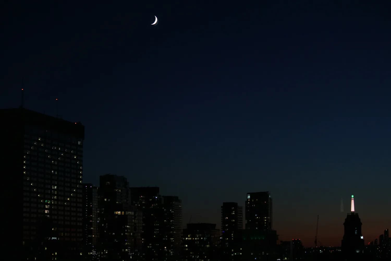 中秋夜的现代乡愁：从施云《故乡》看现代思乡诗词