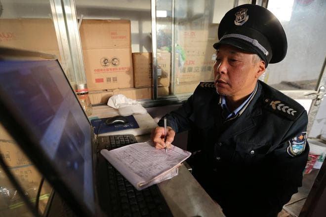 五六十岁退休后，还想出门赚点钱的老人，这5种职业很适合