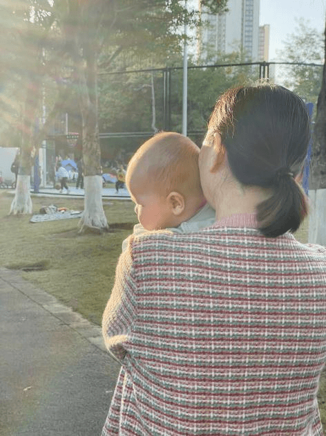 心疼已婚女儿，外婆成为带娃主力军