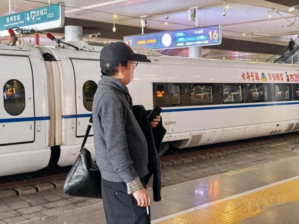 一下火车，烟味扑面而来！站台上那根烟，能不能掐了