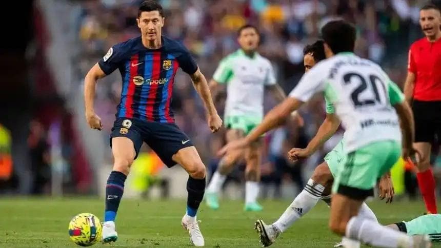 残阵巴萨迎战奥萨苏纳：伤病潮与FIFA病毒下的攻防博弈