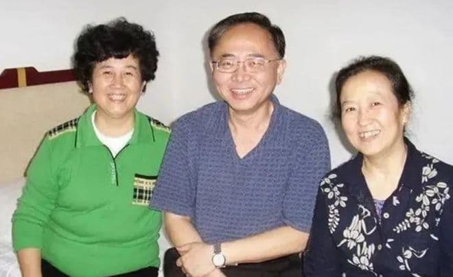 江姐的儿子定居美国，采访时记者问他为何不回国，他是如何回答的