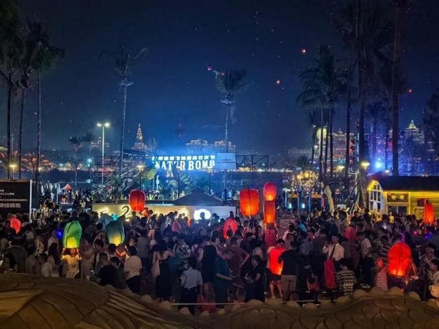 西双版纳庆泼水节万人燃放孔明灯，市民：一年只放这一次