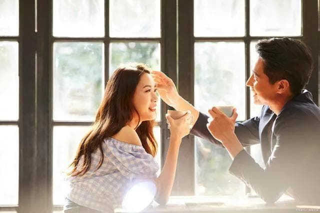 和中年女人约会，除了搂搂抱抱，这3个动作才最让她心动