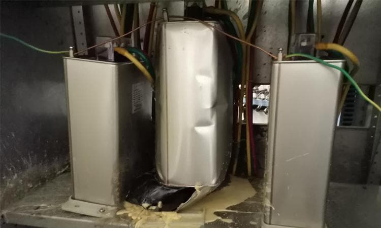 补偿电力电容器发生漏油后要立即停止使用？