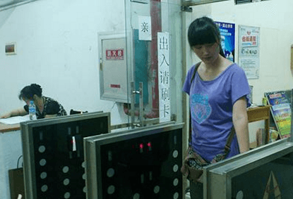 南京多所高校装门禁，将试行刷身份证进校园
