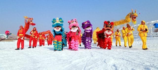 舞龙舞狮：中国春节最具代表性的民俗活动