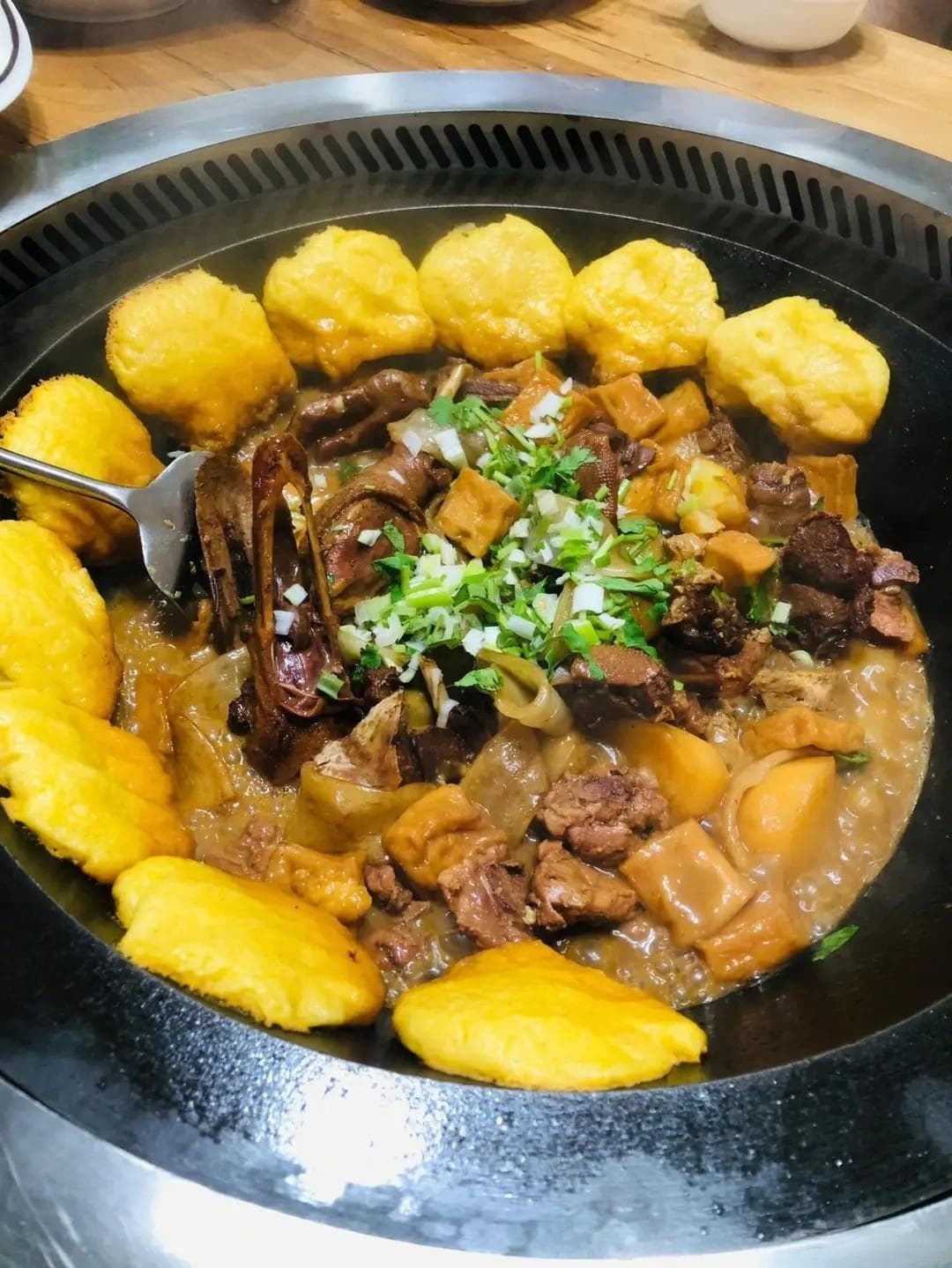 铁锅炖大鹅：东北美食的经典传承