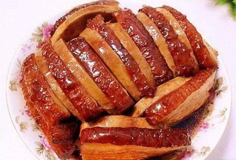 解锁宝藏美食荔浦芋扣肉，芋头吸满肉香，每口都是舌尖狂欢