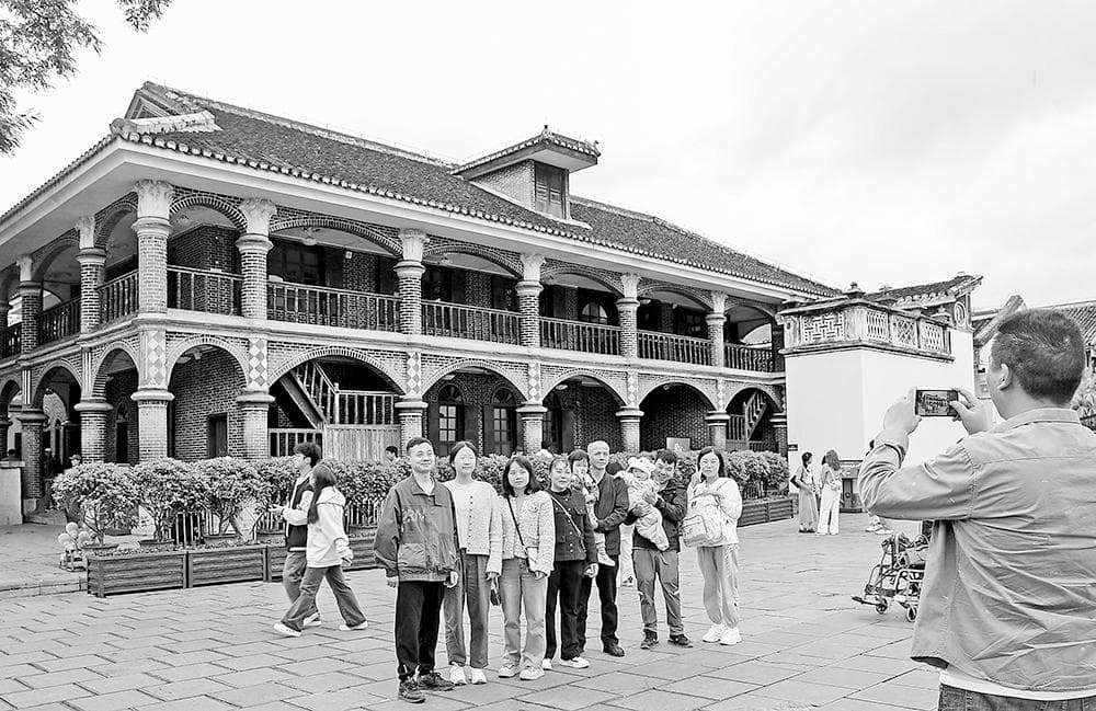 “转折之城”阔步新时代长征路