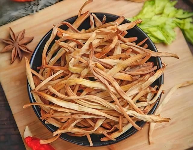 黄花菜的五种美味做法：简单又营养，助你安眠又下饭
