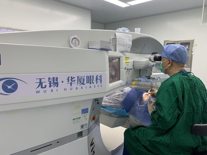 近视手术选择激光手术还是晶体植入？看完这篇不再纠结！