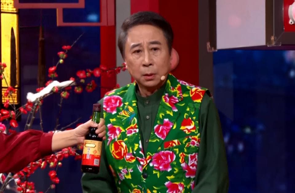 冯巩春晚“喝醋”背后：一位老艺术家的坚守与转型