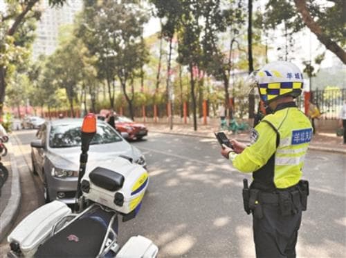 广州交警加大机动车违停整治力度 28宗违法未处理 违停车辆被暂扣