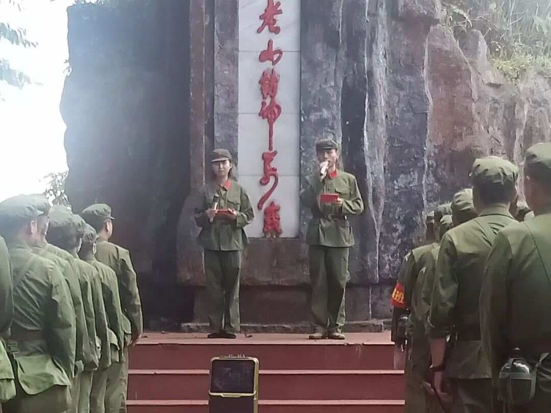 收复老山41年后的今天，这群90、00后为何泪流满面？真相令人震撼！