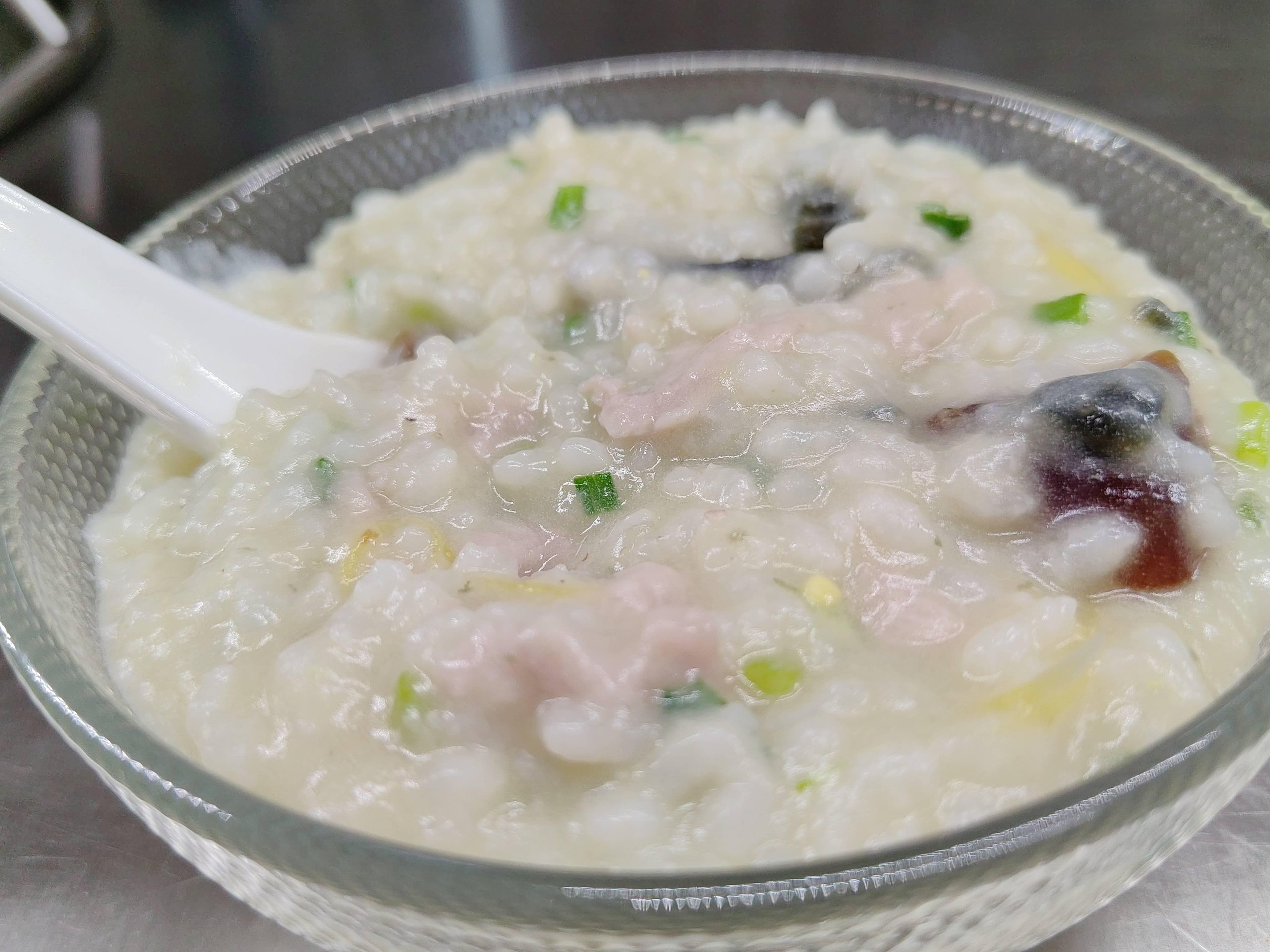 广式正宗的皮蛋瘦肉粥做法，步骤和细节是重点，学会家人有口福
