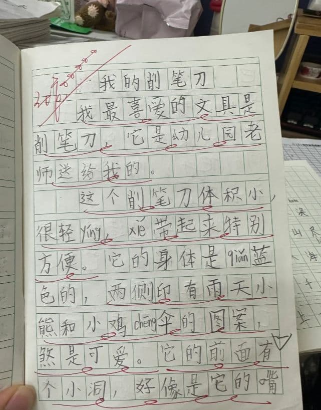 二年级男生作文《削笔刀》走红，老师：这四字，成年人都写不出来