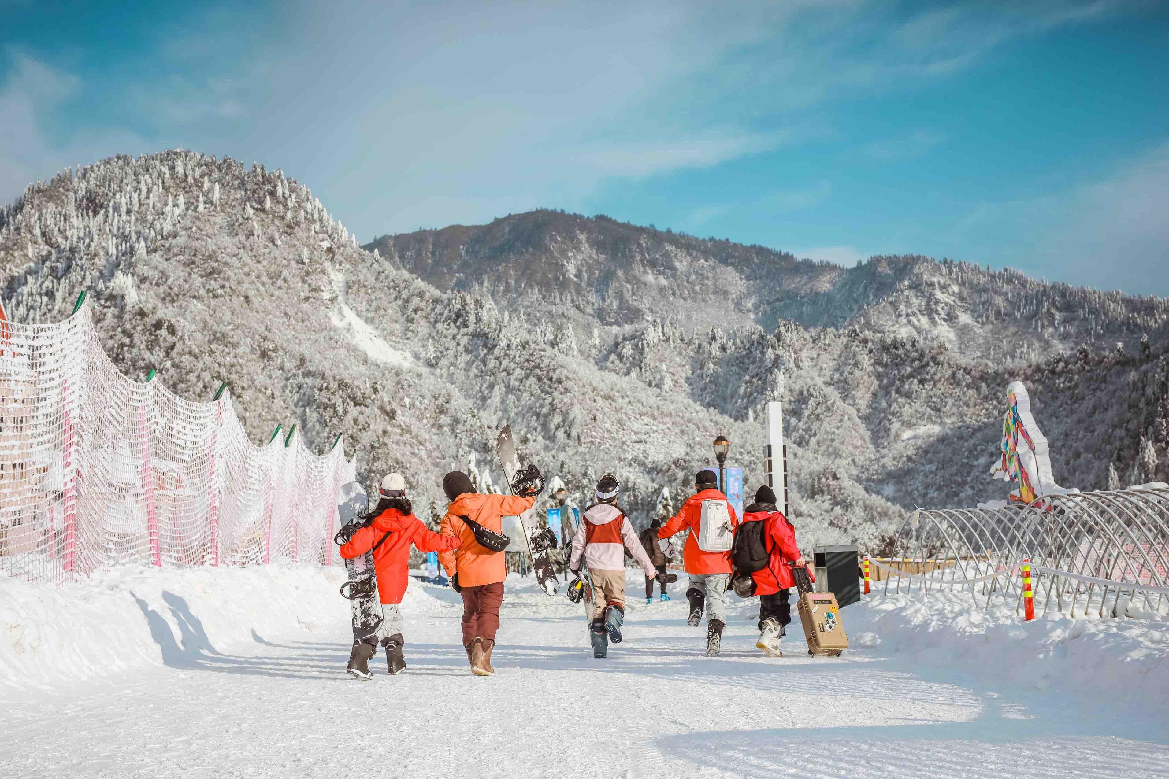 成都冰雪旅游爆发：南方唯一滑雪胜地年迎千万游客