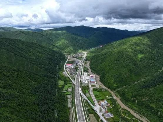 川青铁路三座新站完工：松潘站、黄龙九寨站、黄胜关站惊艳亮相