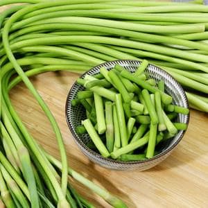 蒜苔的功效与食用指南：缓解便秘的营养食材