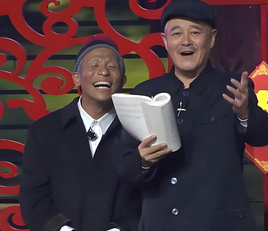 赵本山在纽约表演《相亲3》，突然从椅子上摔落，吓坏海燕宋小宝