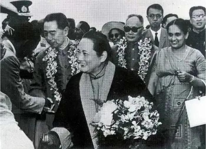 宋庆龄六十年代出访斯里兰卡老照片：总理陪同，气质非凡