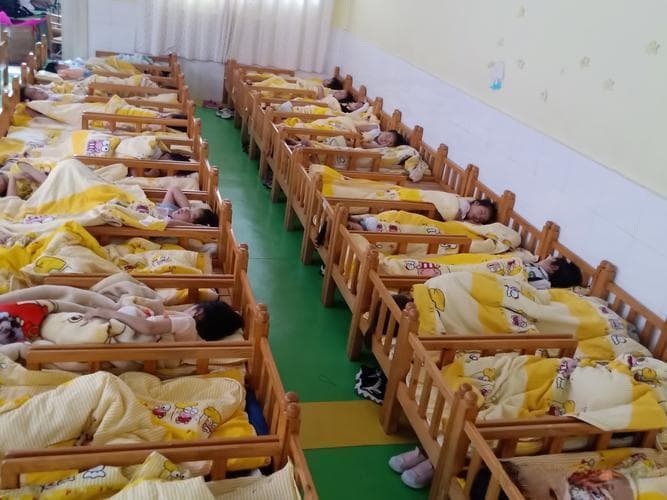 教师应该如何组织幼儿午睡？