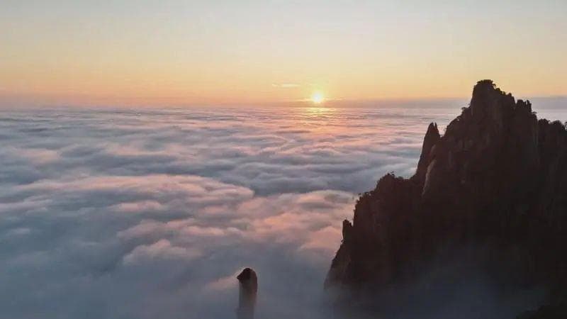 上饶三清山：日出云海壮丽景观，游客纷至沓来