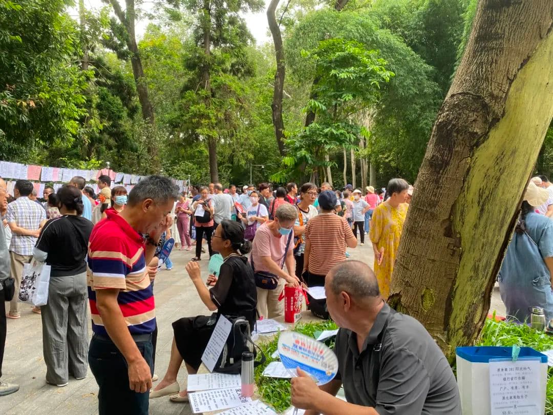 广州最热闹的中老年聊天室，藏在公园里