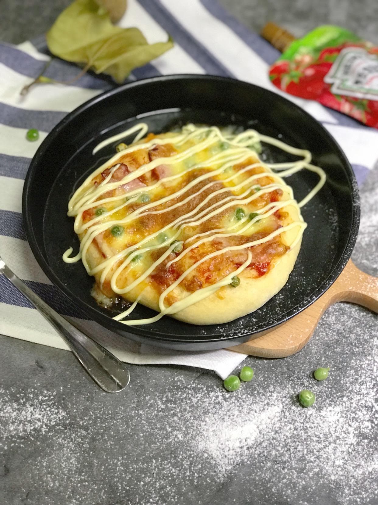 披萨饼皮的做法教程（这样和面，饼皮松软）