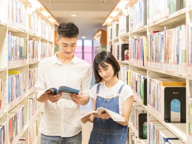 办公室书柜放什么摆件，提升工作效率与品味