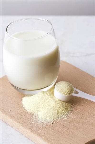 牛初乳的功效与安全性：科学解读"液体黄金"的健康价值