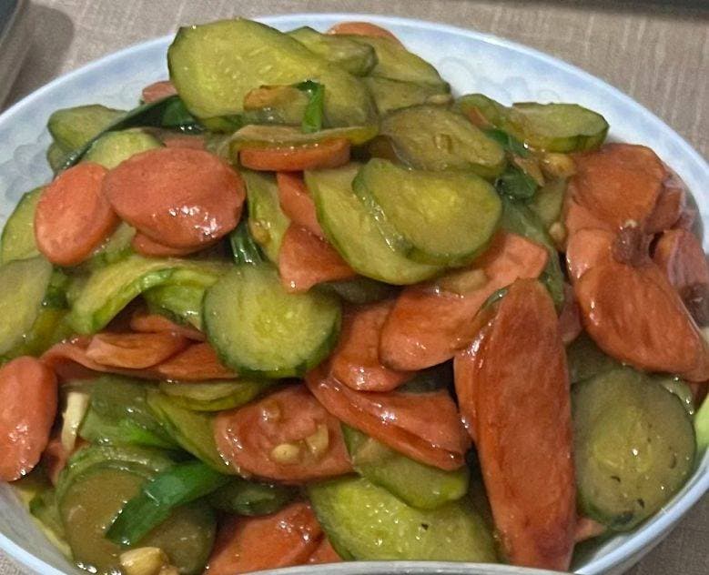 黄瓜炒火腿肠：香脆爽口，肉香满溢
