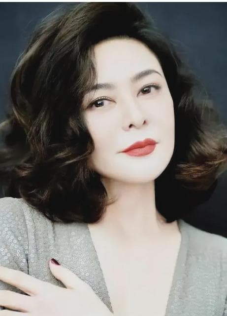 关之琳62岁依旧美艳如初！护肤秘诀+生活方式大揭秘