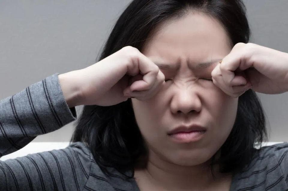 干眼症“冬袭”上班族，医生提示：不仅要“补水”，还要“锁水”