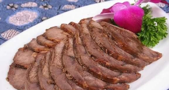 做酱牛肉，直接腌制还是先焯水？大厨教我正确方法，香嫩又入味