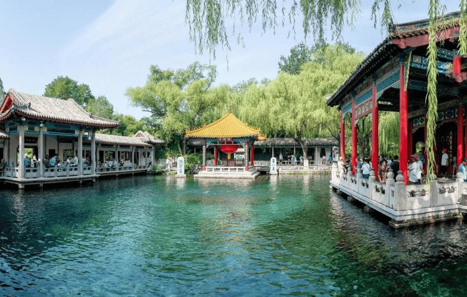 济南八大特色美食：从早餐油旋到经典九转大肠，每一道都是当地人的心头爱