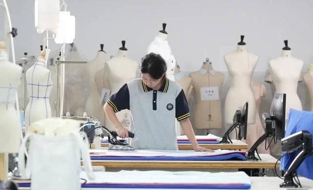 板书数学公式错误、开卷比赛作弊？“天才少女”姜萍爆红后遭遇“造假”质疑