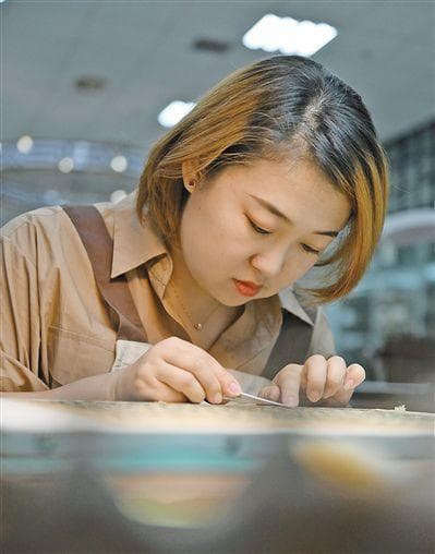 古籍修复师 妙手“补”时光